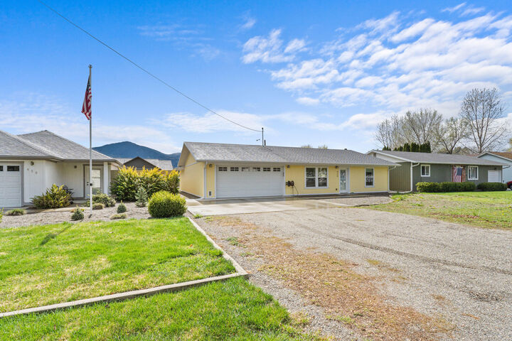 Property Photo:  430 E 9th Ave  WA 99141 