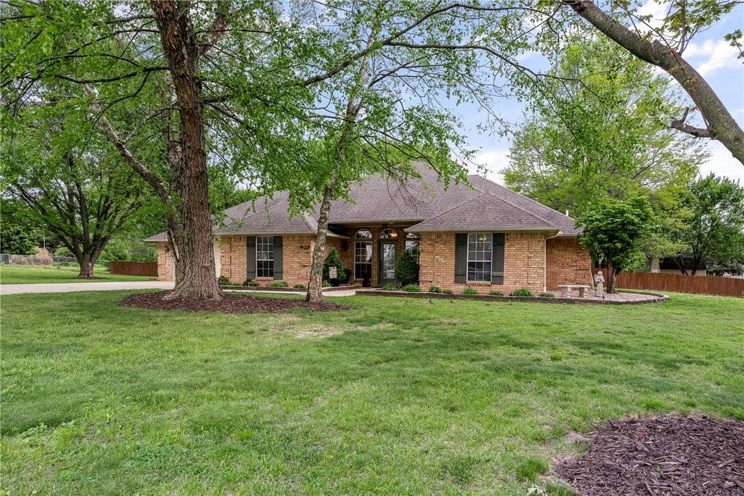 Property Photo:  909 E Apple Blossom Avenue  AR 72764 