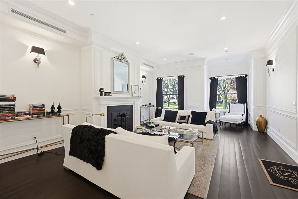 Property Photo:  212 Commonwealth Avenue 1  MA 02116 