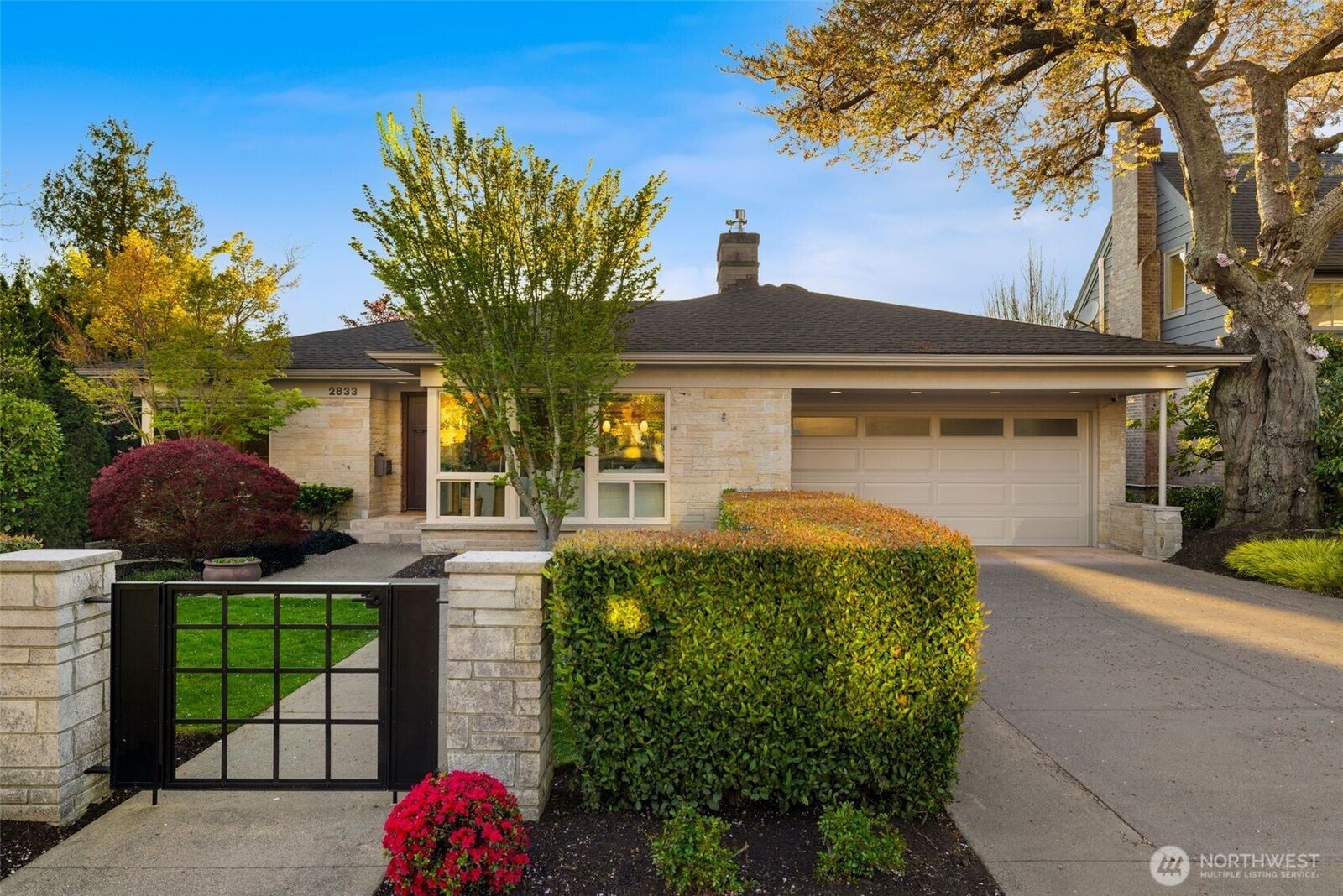 Property Photo:  2833 W Viewmont Way  W  WA 98199 