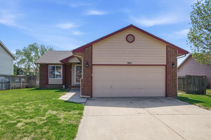Property Photo: 941 E Forest Ct KS 67060