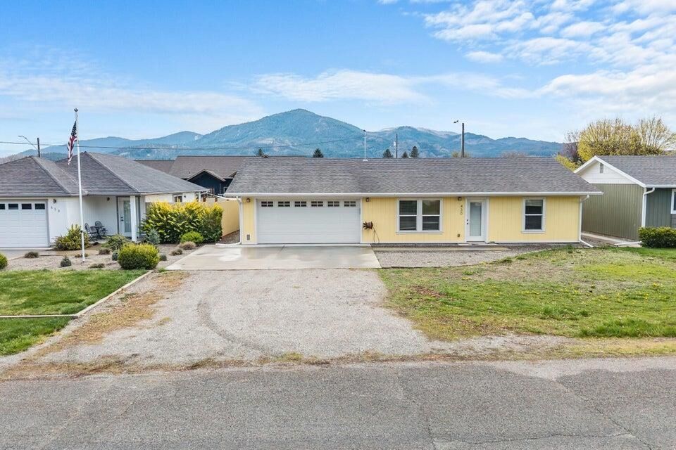 Property Photo:  430 E 9th Ave  WA 99141 