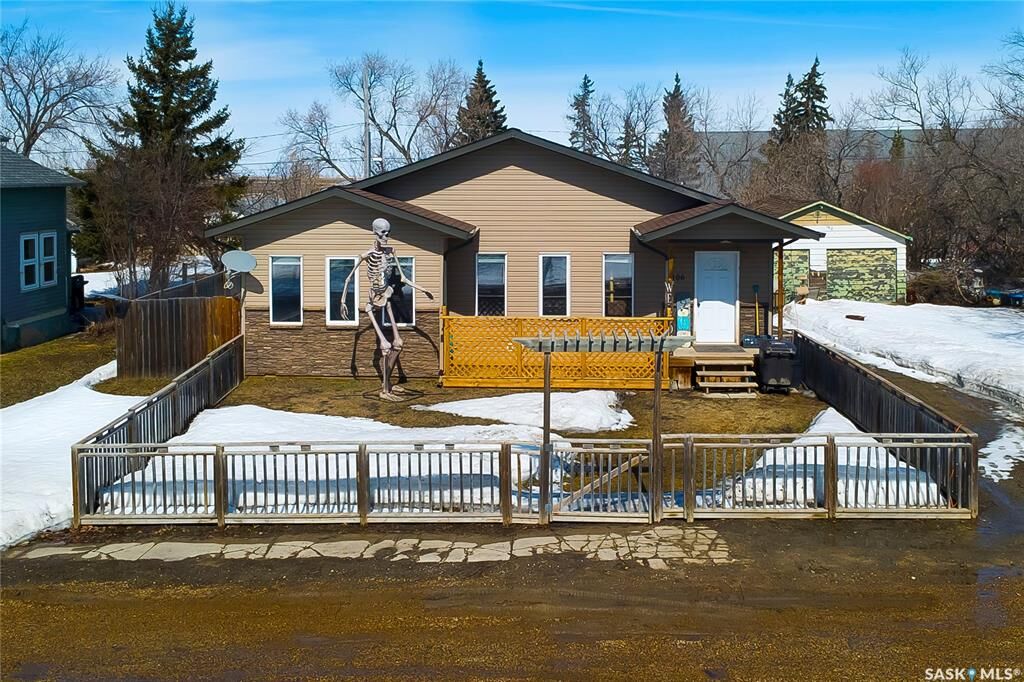 Property Photo:  106 Colborne Avenue  SK S0K 4M0 