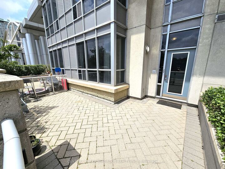 Property Photo:  38 Lee Centre Drive Th120  ON M1H 3J7 