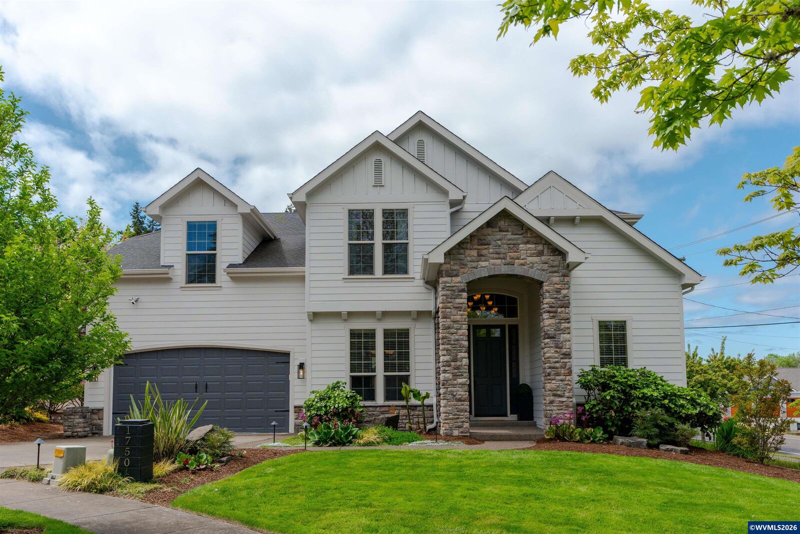 Property Photo:  1750 SW Pinehurst Pl  OR 97333 