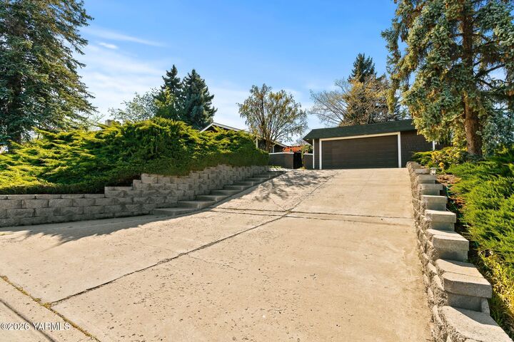 Property Photo:  1704 Conover Dr  WA 98903 