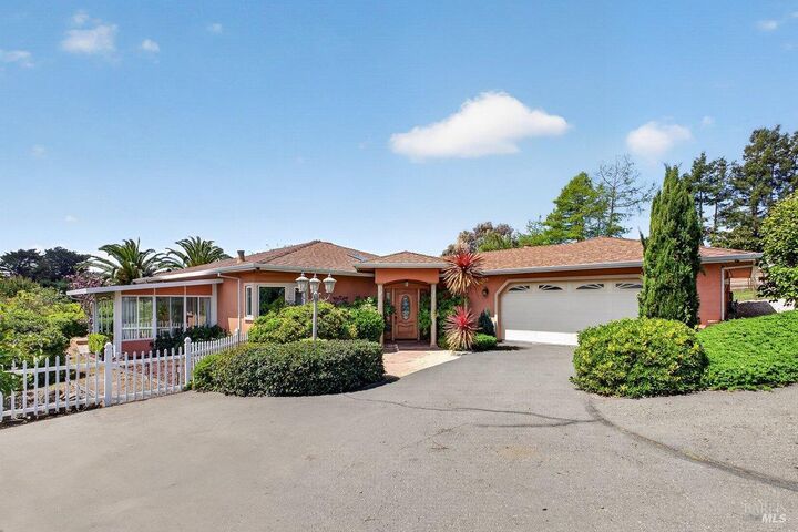 Property Photo:  484 Oak Street  CA 94951 