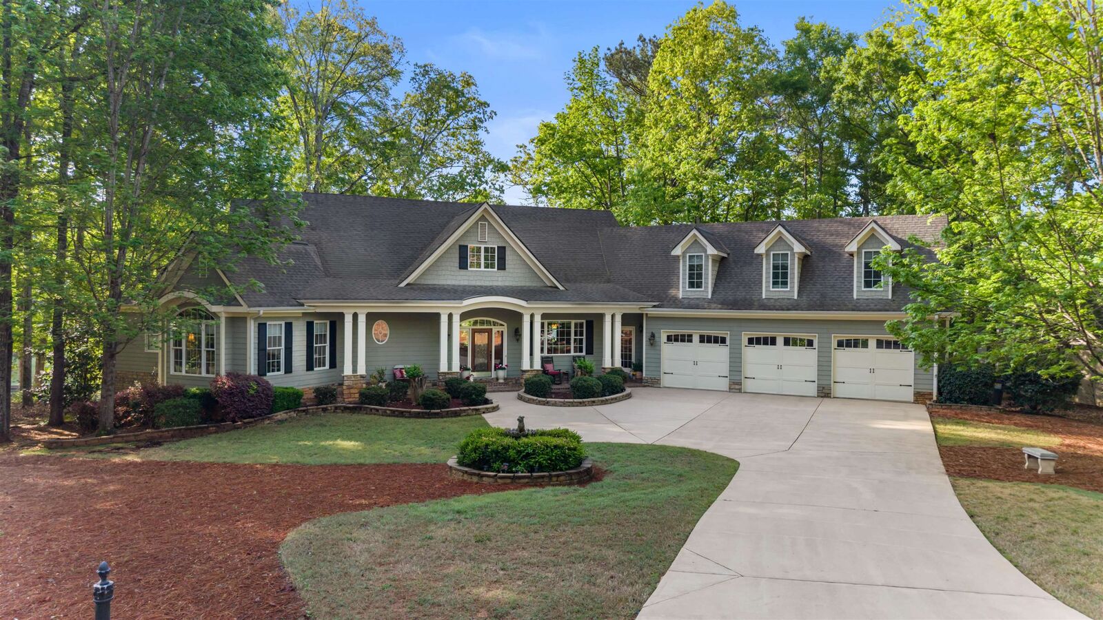 Property Photo:  1020 Peachtree Court  GA 30642 