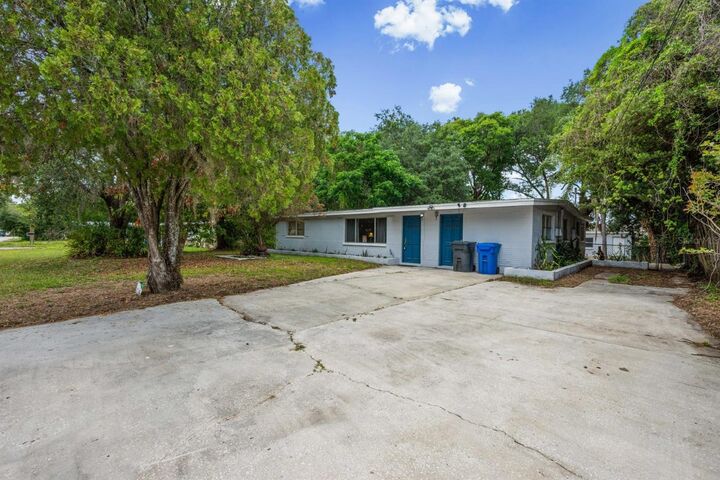 Property Photo:  924 Valmar Street  FL 33511 