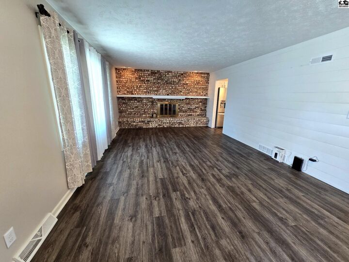 Property Photo:  101 Crestview Ave  KS 67460-1603 