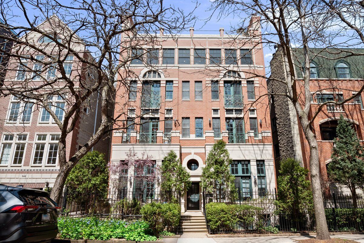 Property Photo:  840 W Buckingham Place 4  IL 60657 