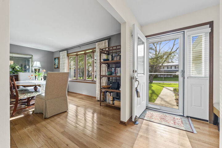 Property Photo:  815 Carriage Drive  IL 60102 