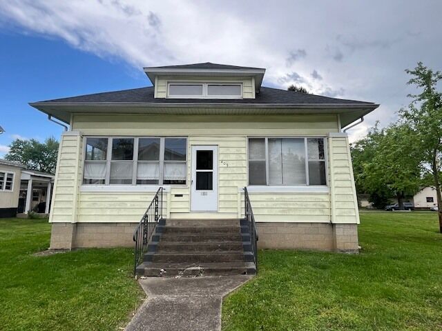 Property Photo:  409 E Everett Street  IL 62959 