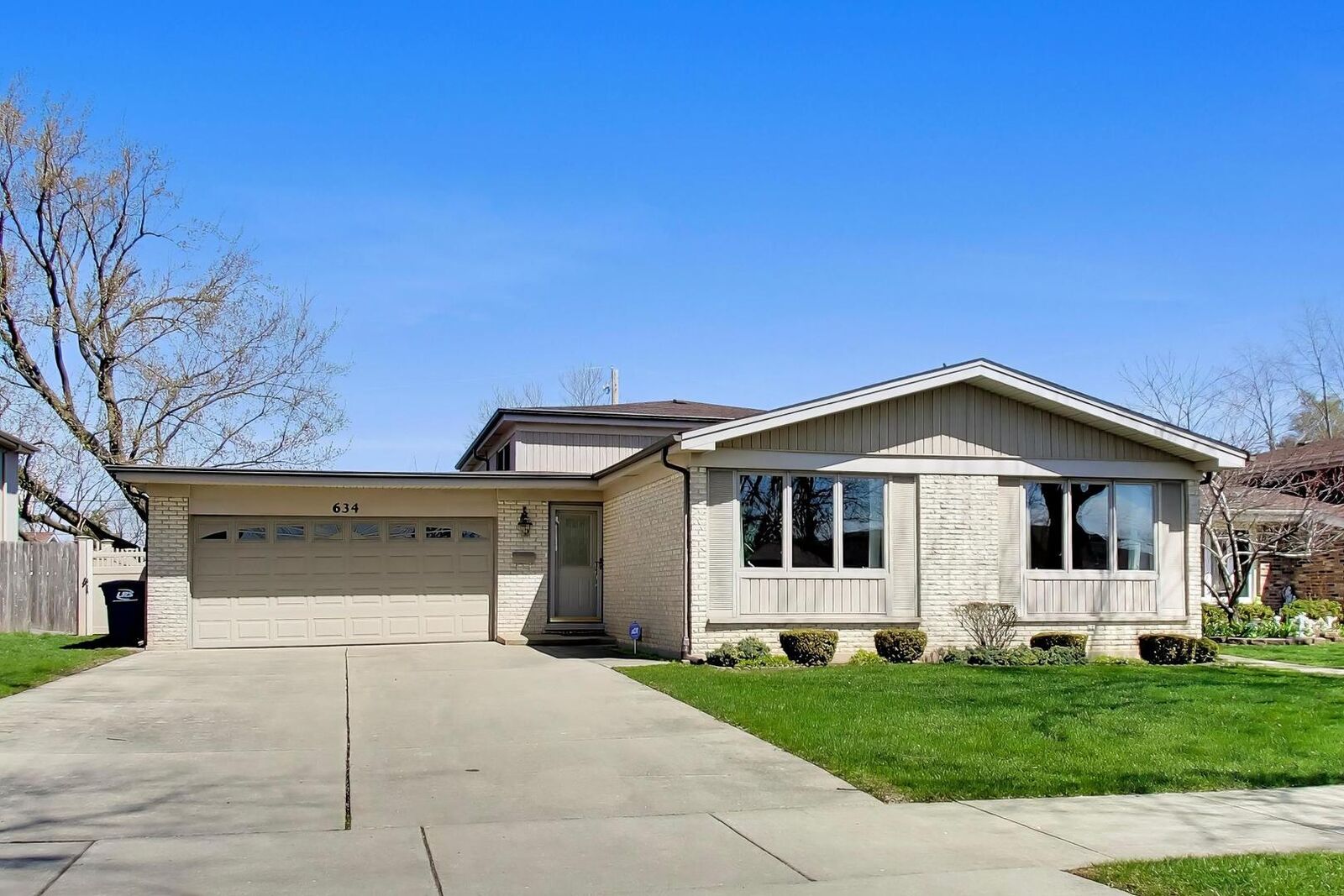 Property Photo:  634 W Millers Road  IL 60016 