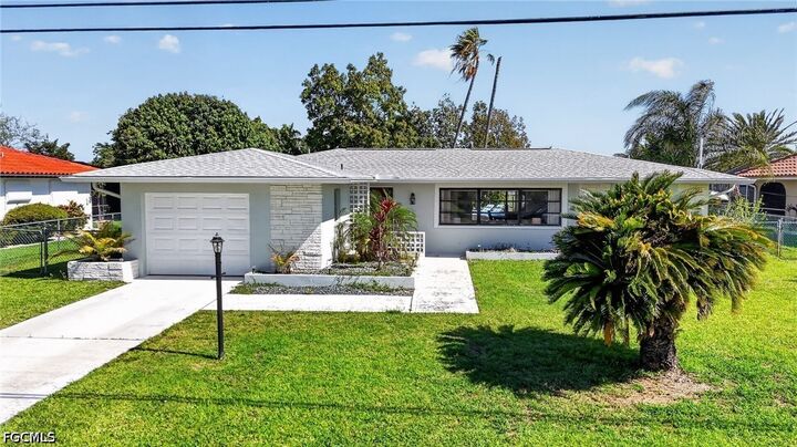 Property Photo:  1211 SE 21st Street  FL 33990 