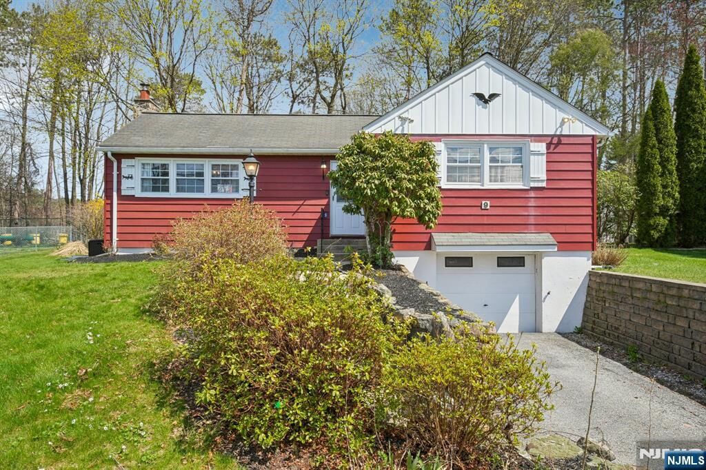 Property Photo:  9 Cottonwood Court  NJ 07460 