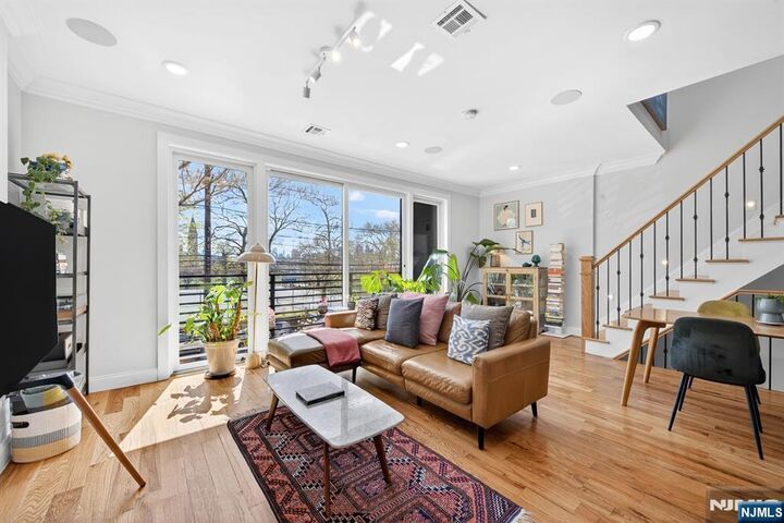 Property Photo:  865 Summit Avenue 2  NJ 07307 