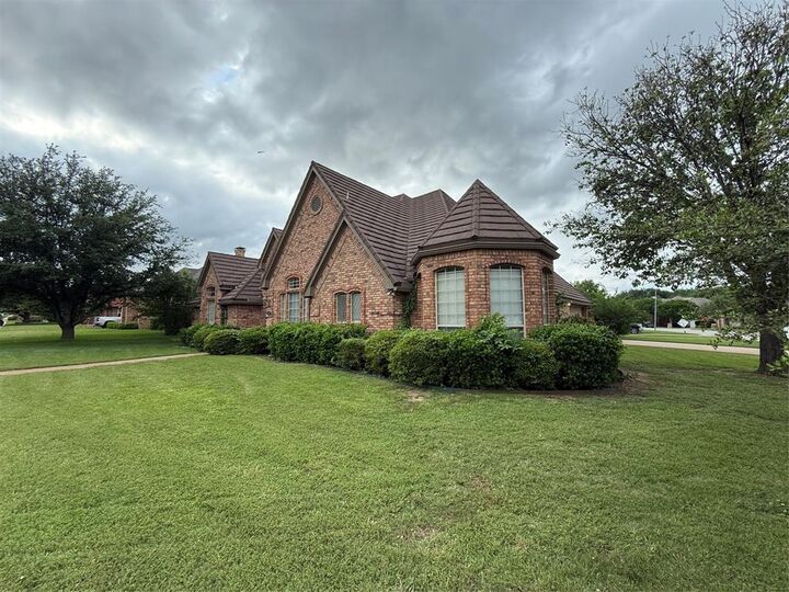 Property Photo:  500 Evergreen Drive  TX 76054 