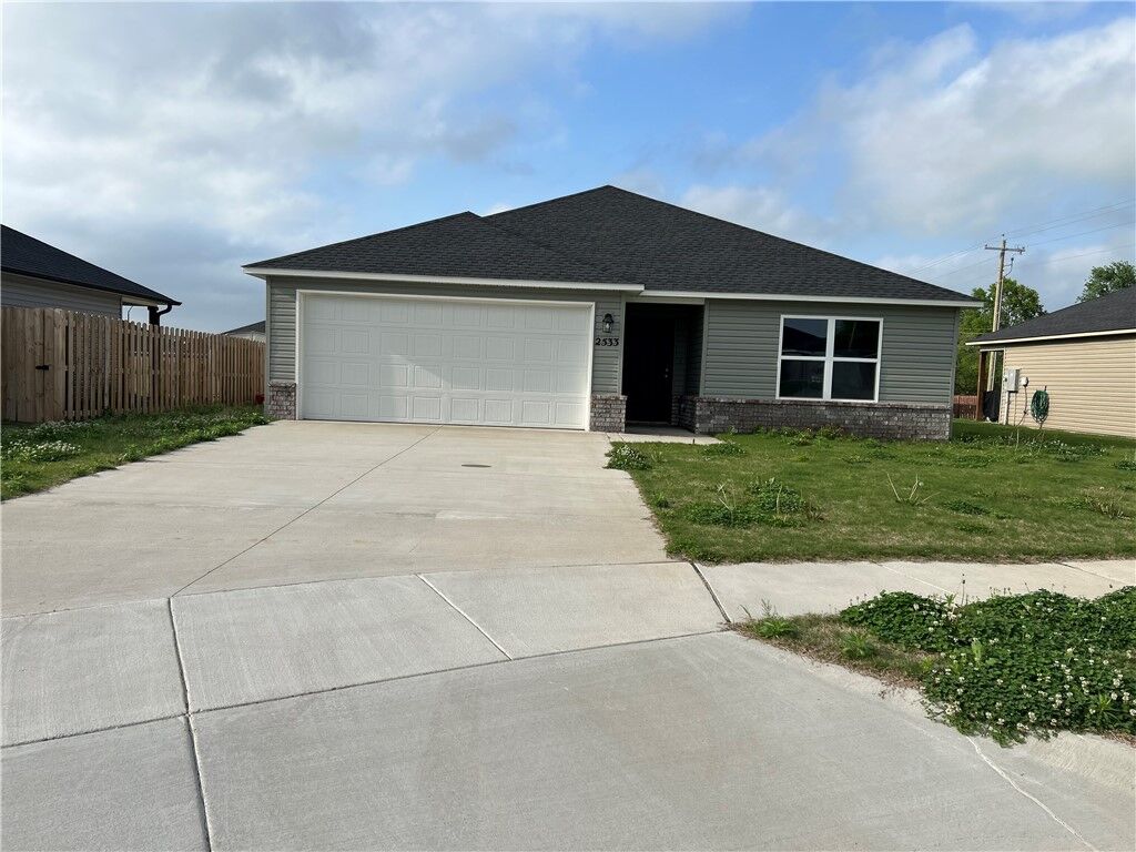 Property Photo:  2533 E Foxbury Street  AR 72761 