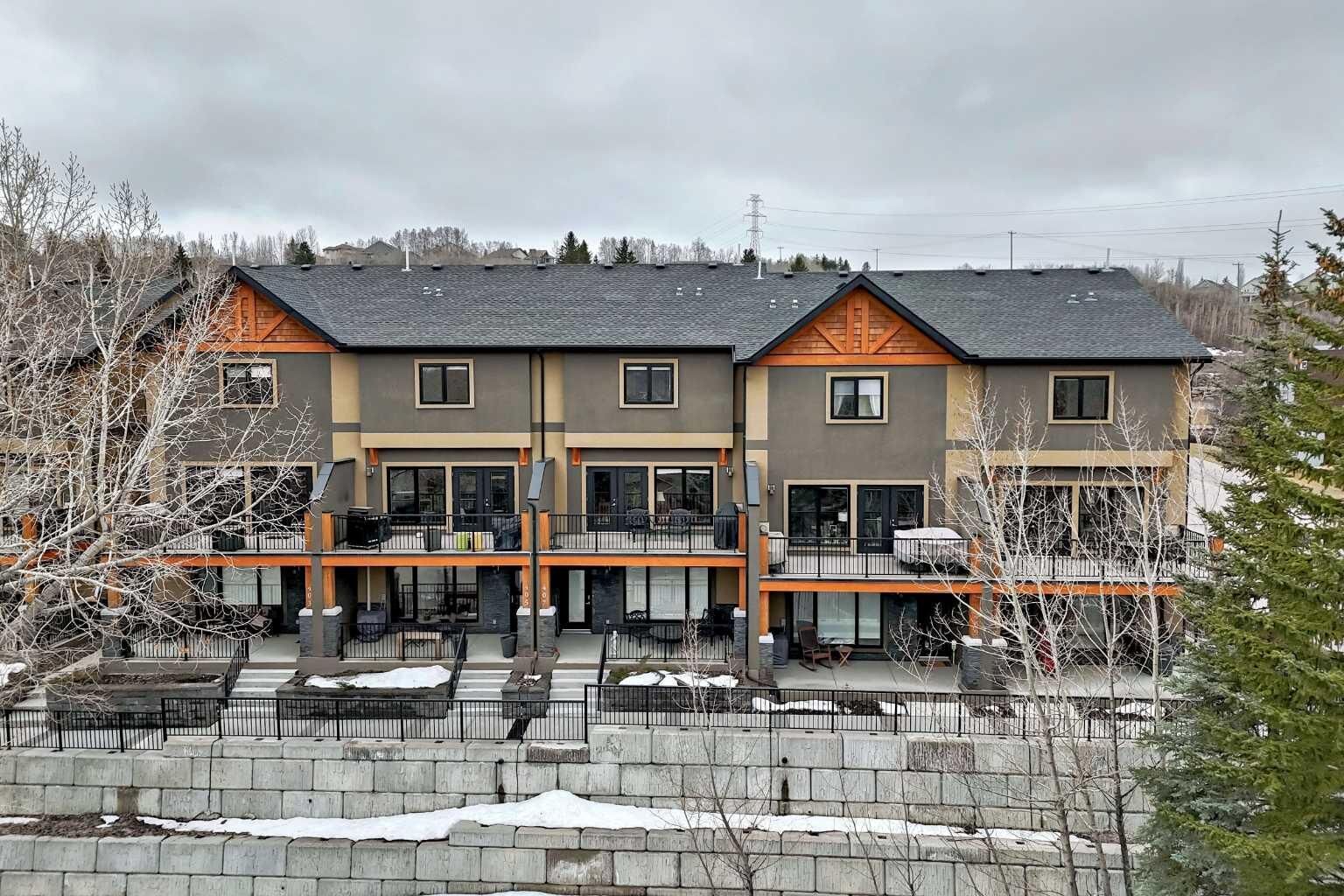 Property Photo:  405 Valley Ridge Manor NW  AB T3B 6C4 