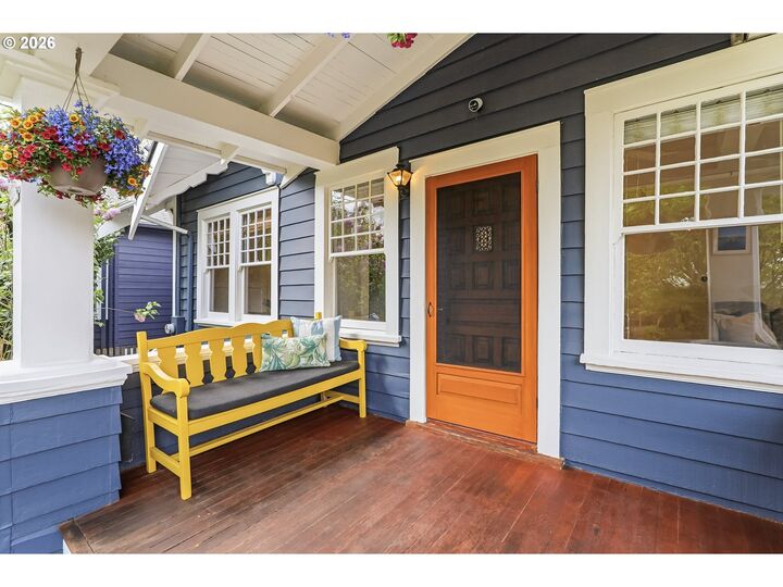 Property Photo: 3557 NE Hollyrood Ct OR 97212