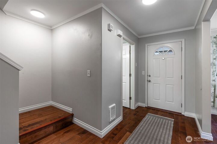 Property Photo:  6106  202nd Street SW 103  WA 98036 