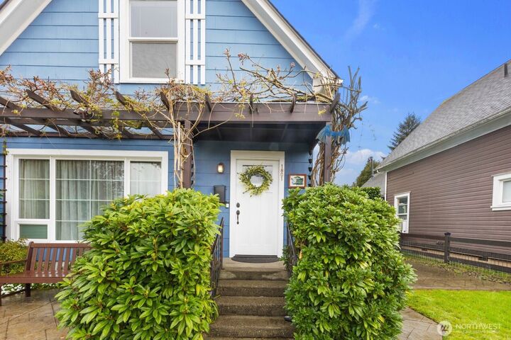 Property Photo: 1801 Rockefeller Avenue WA 98201