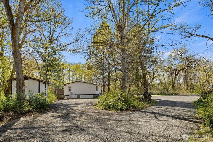 Property Photo: 421 Cottonwood Road WA 98946