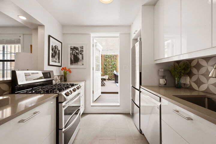 Property Photo:  201 E 28th Street 2R  NY 10016 