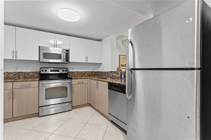 Property Photo:  519 E Sheridan St 3062  FL 33004 