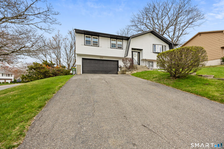 Property Photo:  62 White Birch Drive  CT 06708 