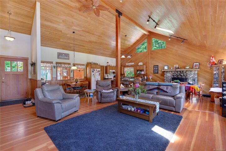 Property Photo: 1205 Cherry Point Rd BC V0R 1N2