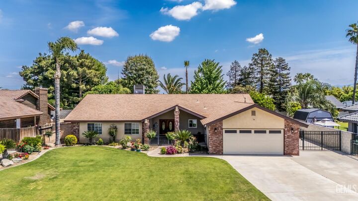 Property Photo:  8906 Tillson Way  CA 93307 