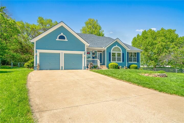 Property Photo:  802 Courtland Court  MO 64012 
