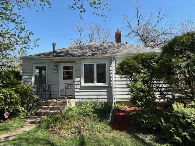 Property Photo:  922 6th Ave  IA 52240-6461 