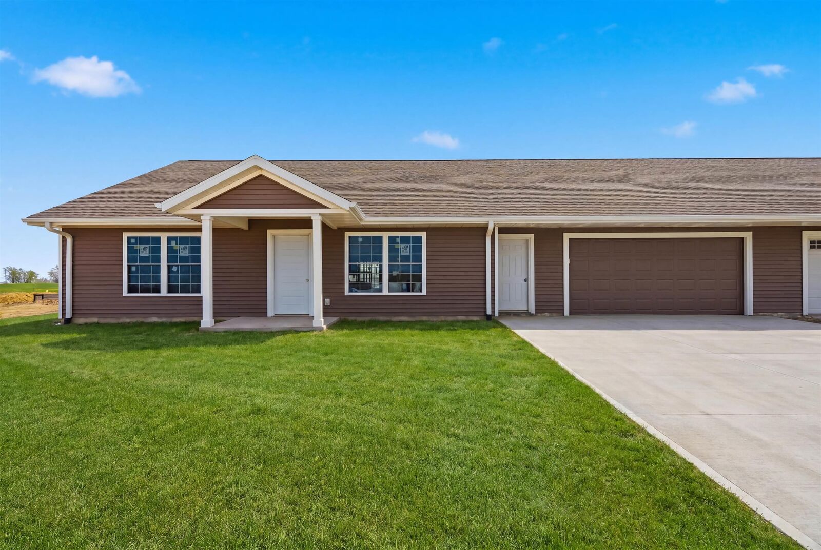 Property Photo:  1303 Joe'S Circle  IA 52057 