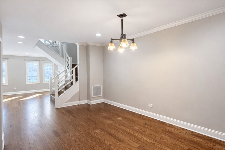 Property Photo:  805 W Wolfram Street 1  IL 60657 