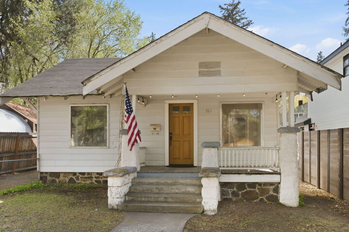 Property Photo:  521 NW Georgia Avenue  OR 97703 