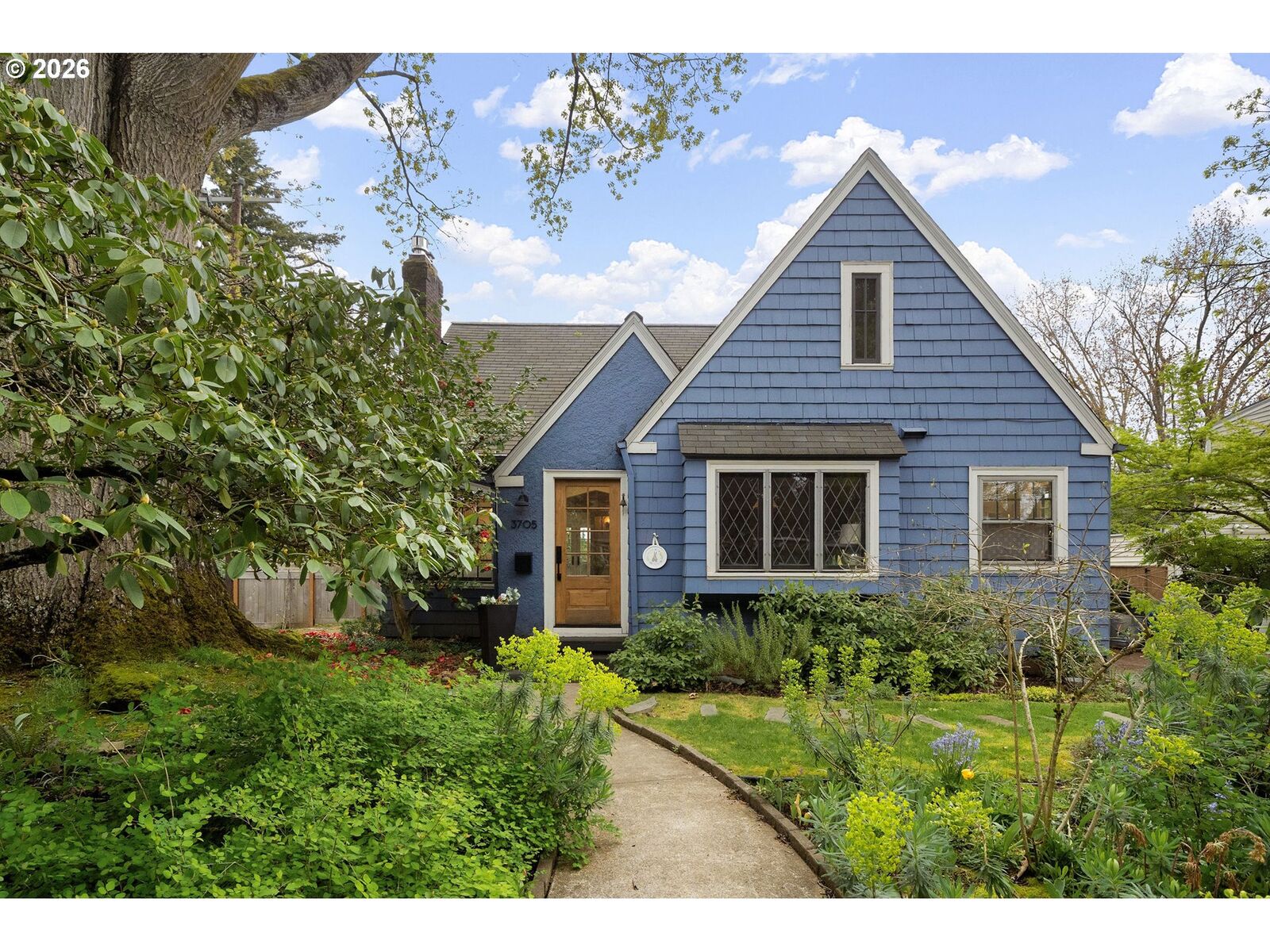 Property Photo:  3705 NE Shaver St  OR 97212 