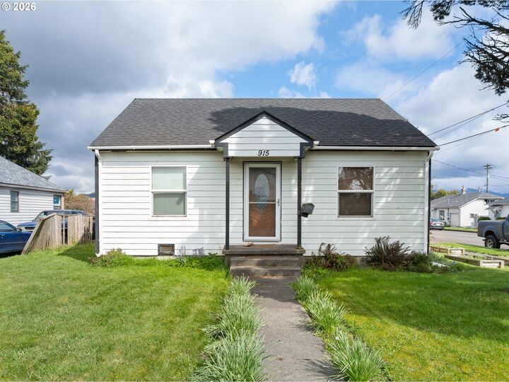 Property Photo:  1806 10th St  OR 97141 