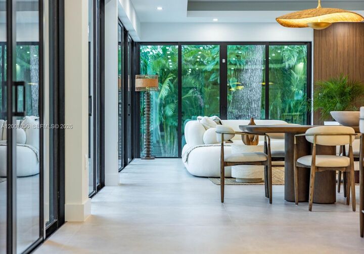 Property Photo:  824 NE 111th St  FL 33161 