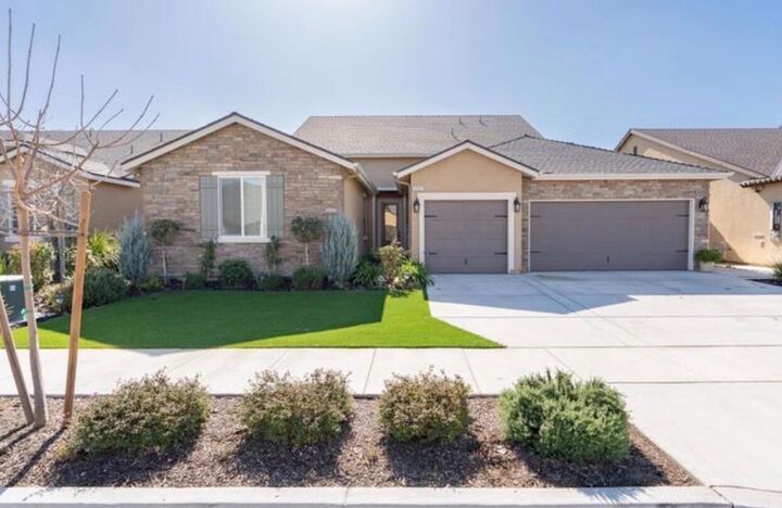 Property Photo:  2241 E Monte Verde Court  CA 93292 