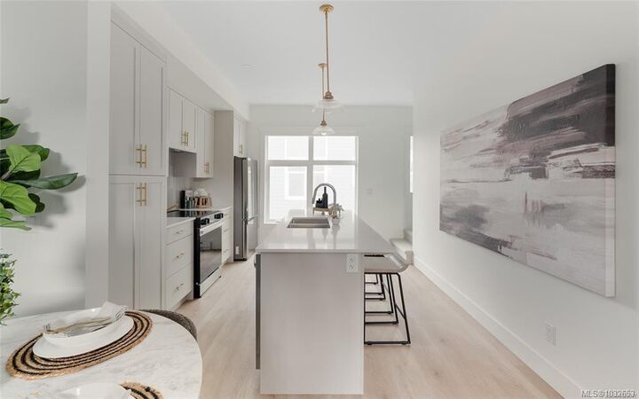 Property Photo: 2536 Shelbourne St #11 BC V8R 4L5