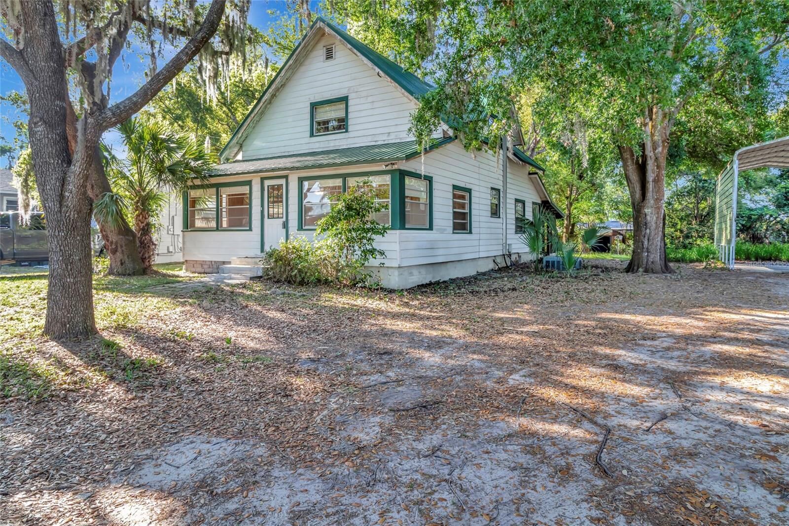 Property Photo:  1077 Linden Street  FL 34711 