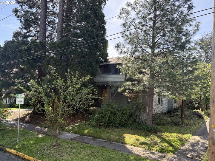 Property Photo:  1410 E 20th Ave  OR 97403 