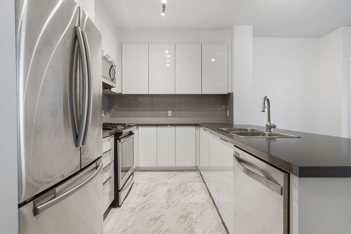 Property Photo: 607 Cottonwood Avenue 302 BC V3J 0H1