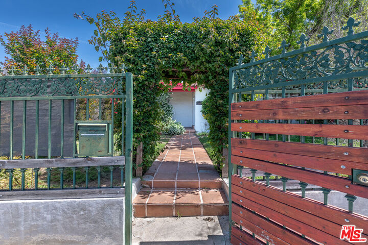 Property Photo:  2008 S Bedford St  CA 90034 