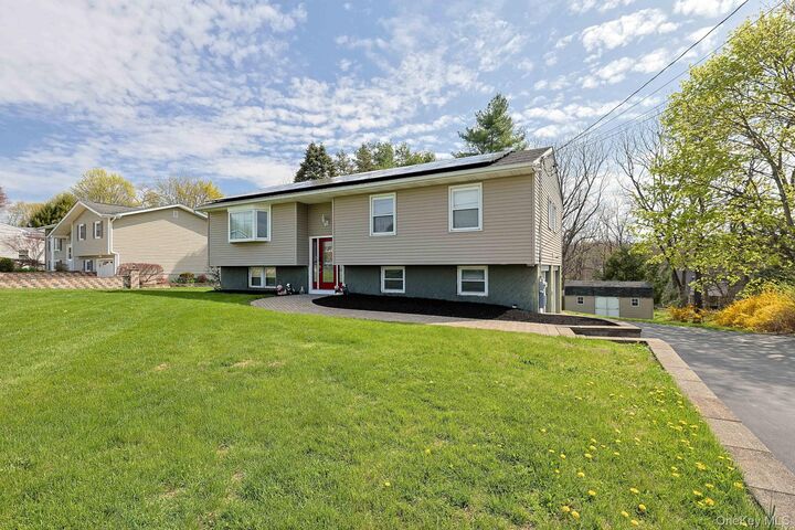 Property Photo:  4 North Drive  NY 12603 