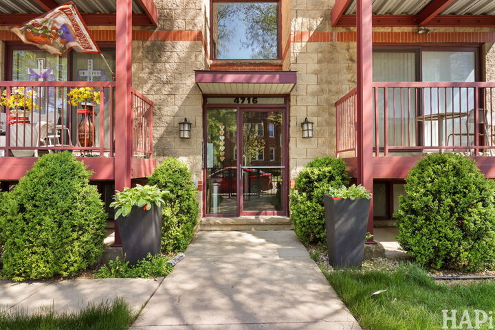 Property Photo:  4716 W Addison Street 2E  IL 60641 
