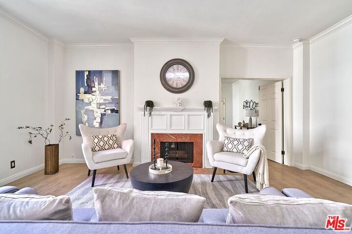 Property Photo:  420 S Barrington Avenue 102  CA 90049 